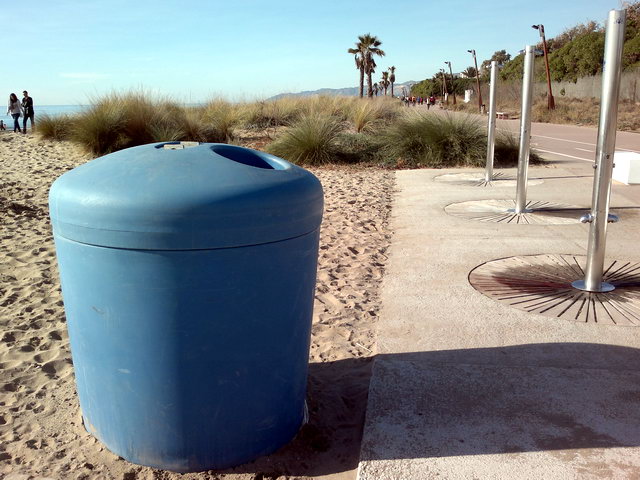 Nova paperera de grans dimensions instal�lada al passeig mar�tim de Gav� Mar, a l'al�ada del carrer de Palafrugell (21 de Gener de 2012)